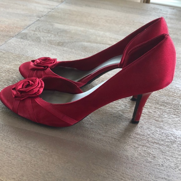 Red satin 🌹heels - Picture 4 of 6